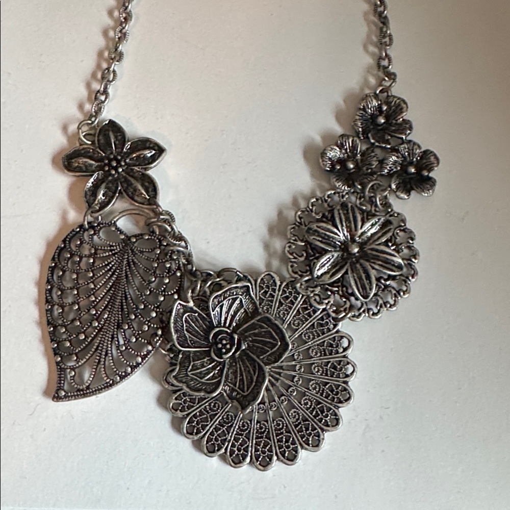Premier Designs Botanical necklace - Picture 3 of 3